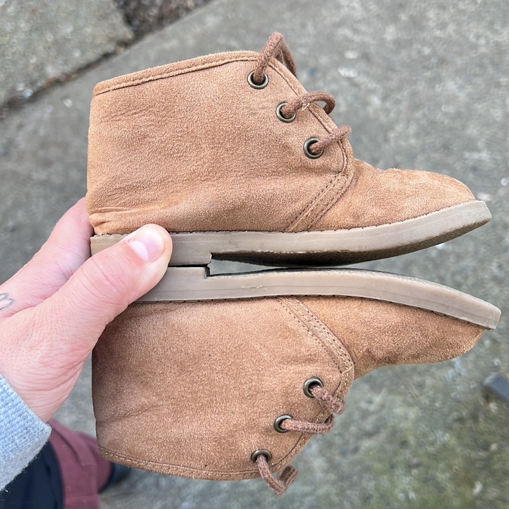Cute old navy toddler boy shoes! - Picture 6 of 6